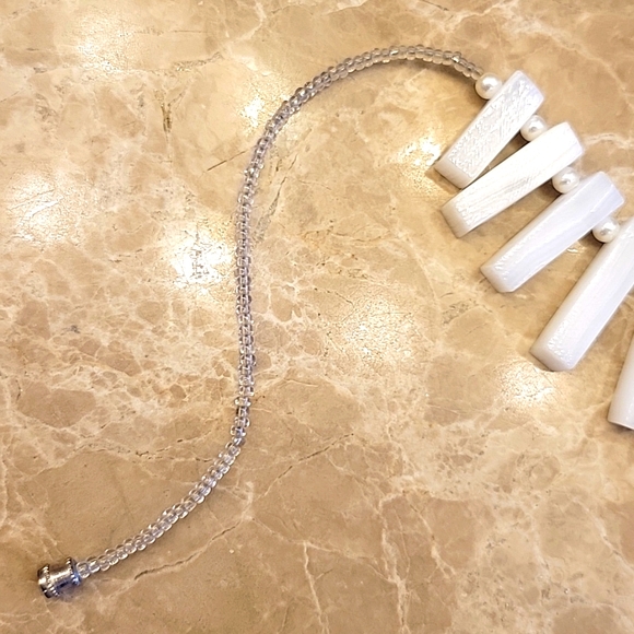 GORGEOUS Statement-making White-Stoned CONTEMPORARY Necklace - Picture 7 of 9